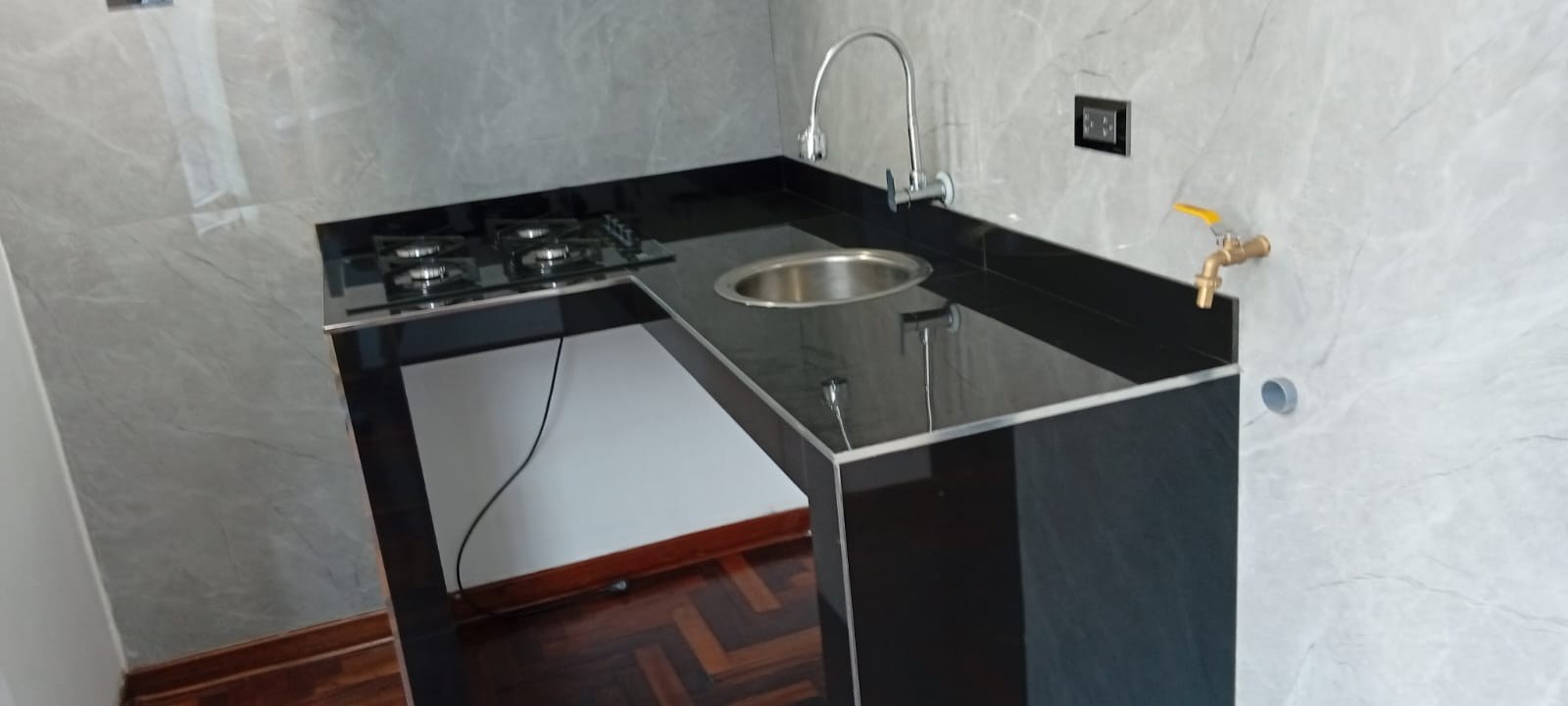 Cocina con mesada y acabados terminados