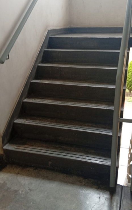 Escalera de concreto con pasamanos