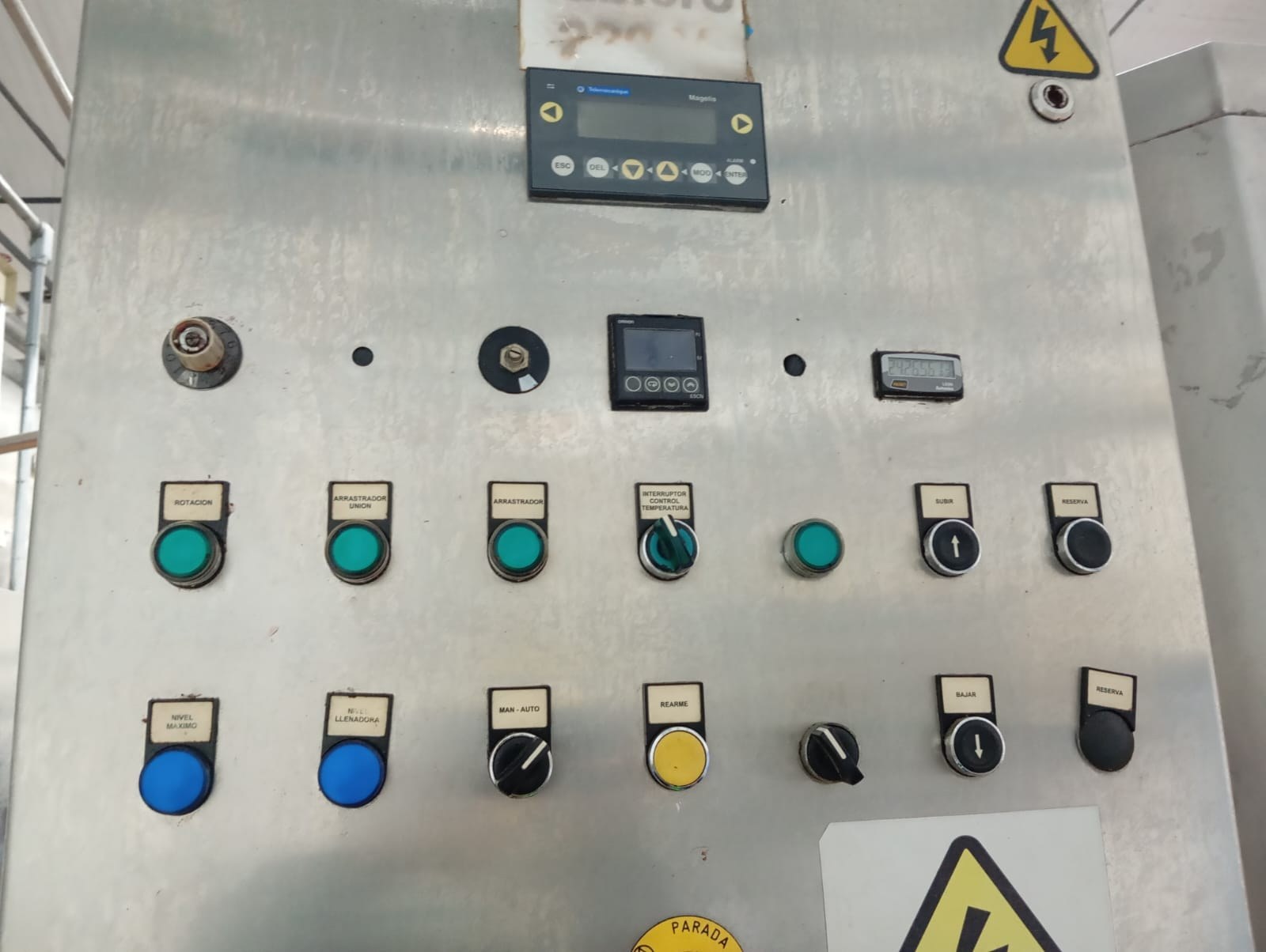 Panel de control industrial con pulsadores