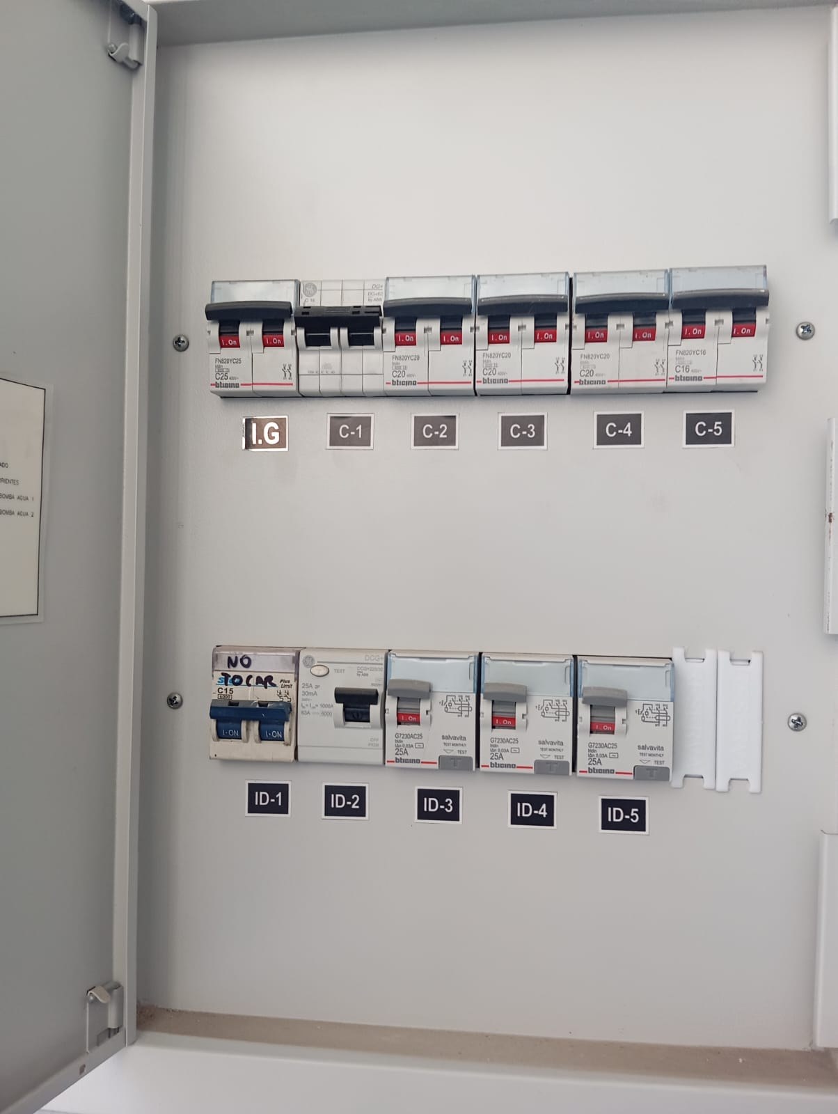 Tablero eléctrico industrial ordenado y rotulado