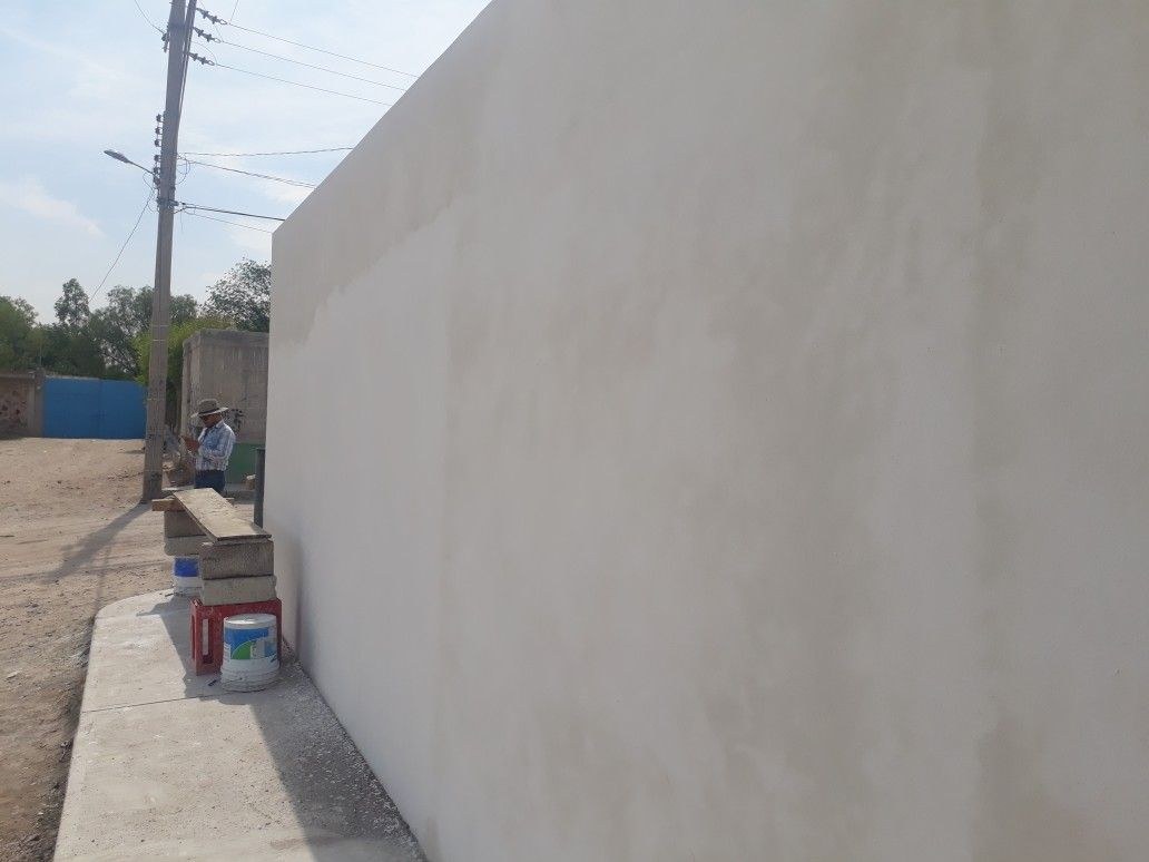 Fachada con muro recién pintado