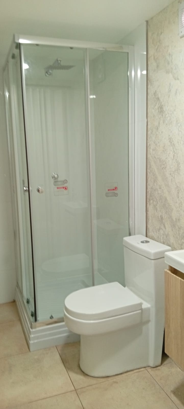 Baño con ducha y sanitario instalados