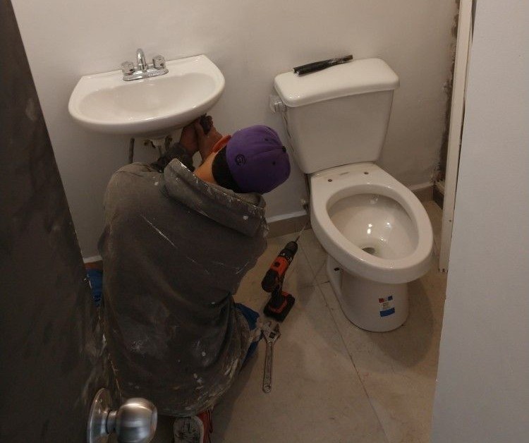 Gasfitero instalando un sanitario