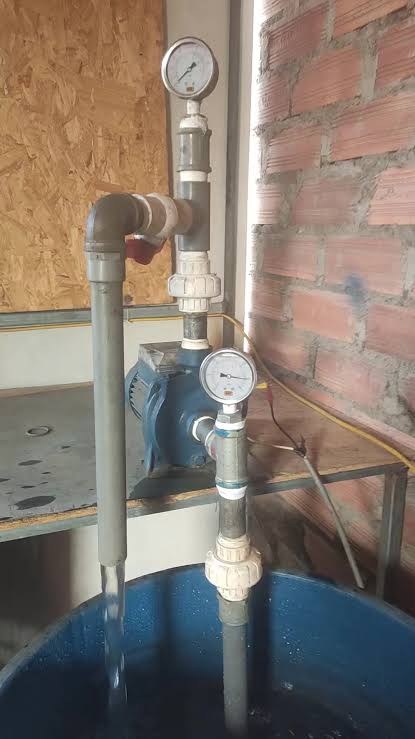 Tubería con manómetro conectada a un tanque