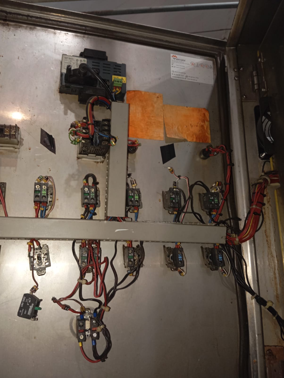 Tablero eléctrico industrial abierto