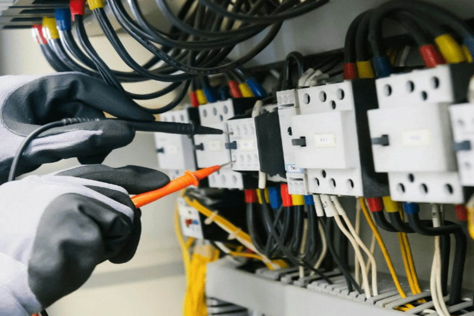 Técnico revisando contactores en un tablero industrial