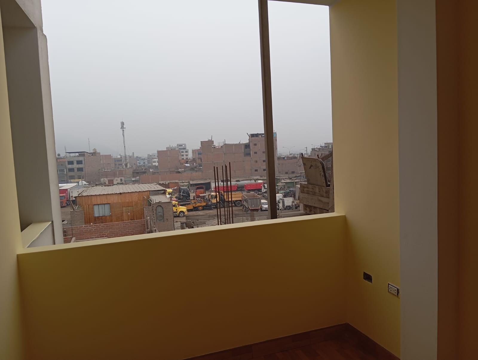 Pared interior pintada junto a ventana