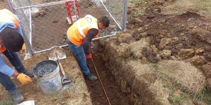 Técnicos excavando la zanja para instalar un pozo a tierra