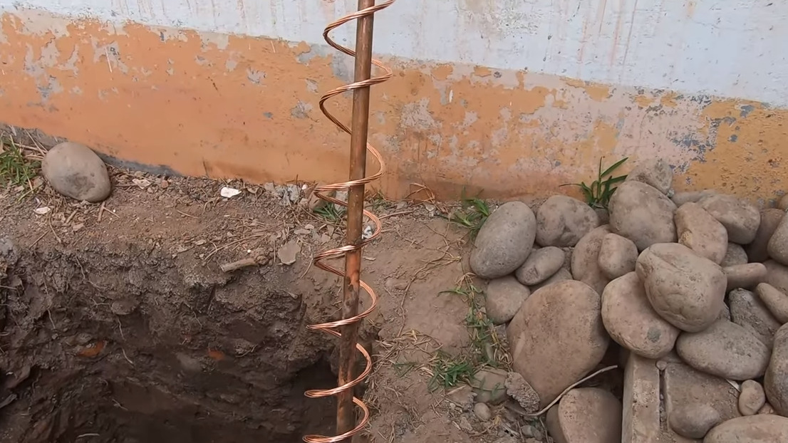 Electrodo de cobre en espiral enterrado junto a un muro