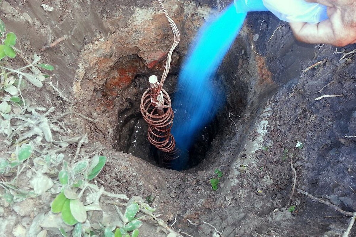 Pozo a tierra con electrodo de cobre enterrado