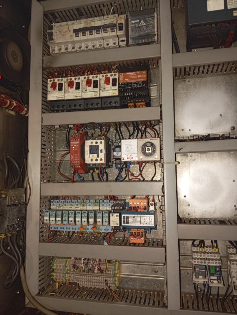 Tablero eléctrico de control con cableado ordenado
